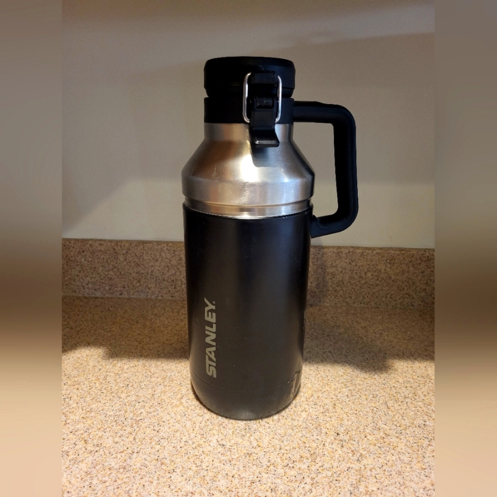 Stanley Classic Black Easy-Pour Stainless Steel Growler With Handle, 64 Ounce